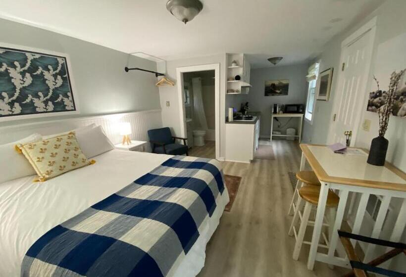 استودیوی لوکس, Hanscom's Motel & Cottages