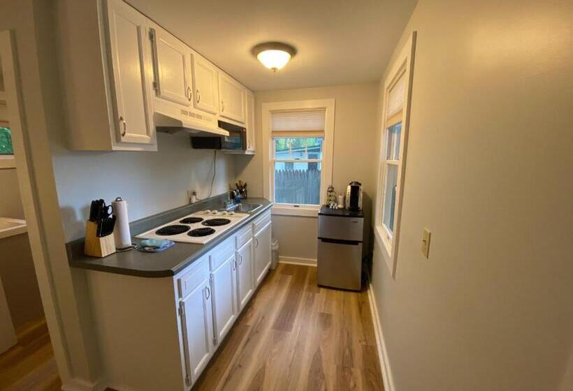 استودیوی لوکس, Hanscom's Motel & Cottages