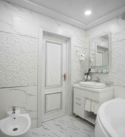 غرفة قياسية ثلاثية, Arhan Palace