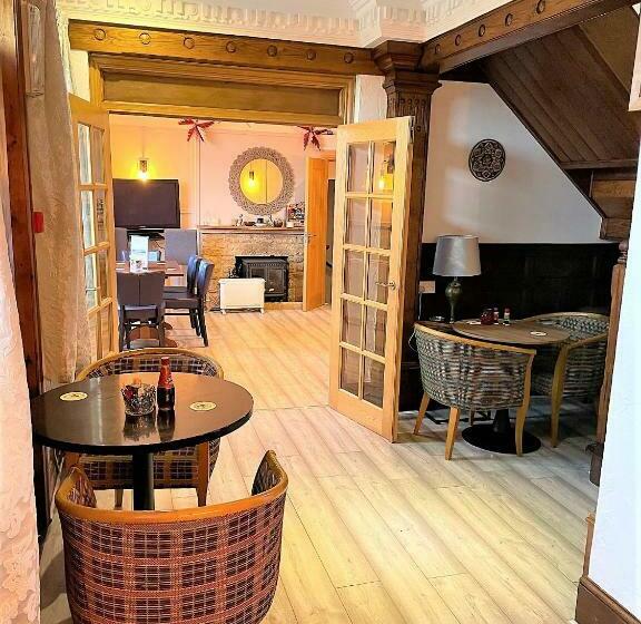 إستوديو سوبيريور, Cotswold Merrymouth Inn