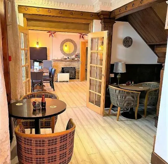 スーペリアスタジオ, Cotswold Merrymouth Inn