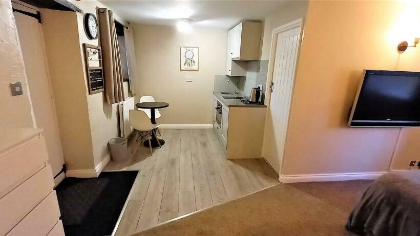 إستوديو سوبيريور, Cotswold Merrymouth Inn