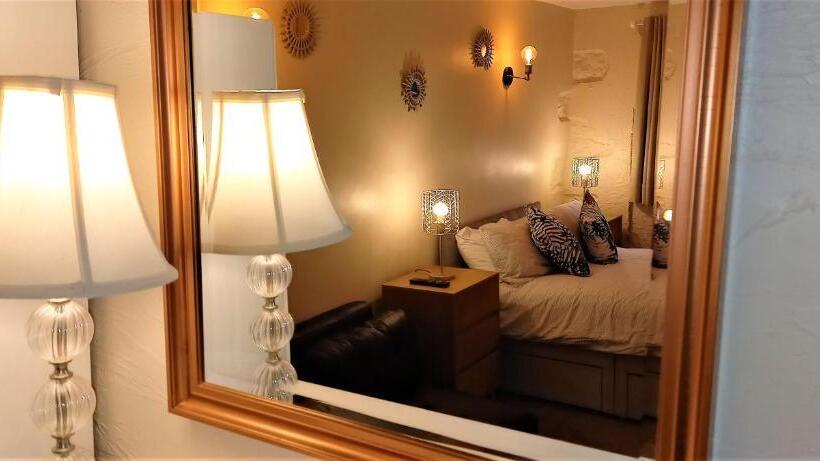 إستوديو سوبيريور, Cotswold Merrymouth Inn