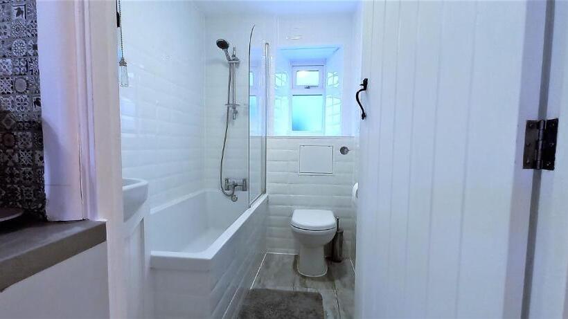 إستوديو سوبيريور, Cotswold Merrymouth Inn