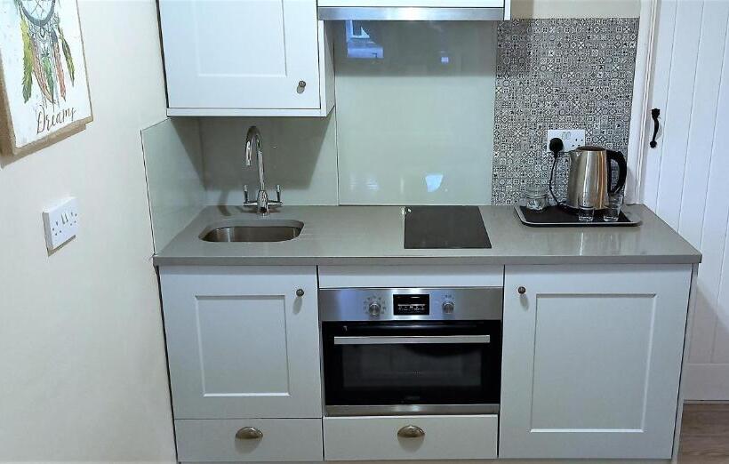 إستوديو سوبيريور, Cotswold Merrymouth Inn