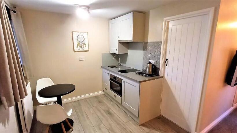 إستوديو سوبيريور, Cotswold Merrymouth Inn