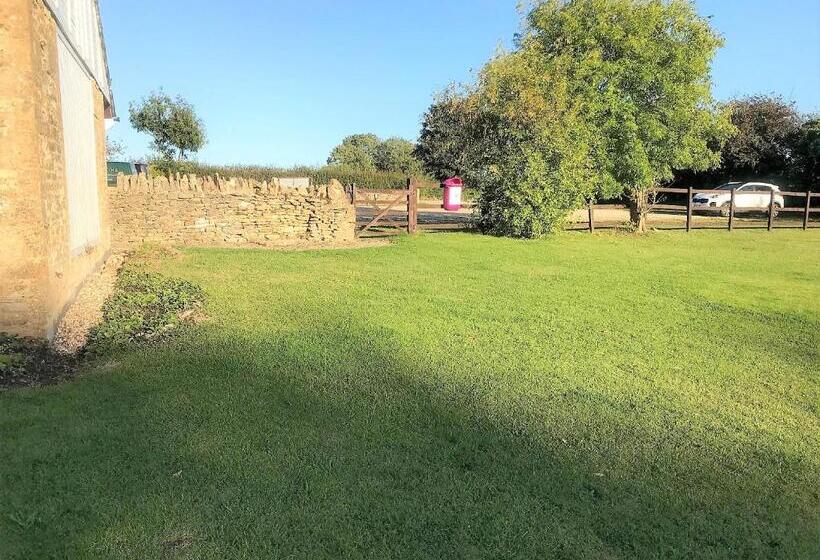 إستوديو سوبيريور, Cotswold Merrymouth Inn