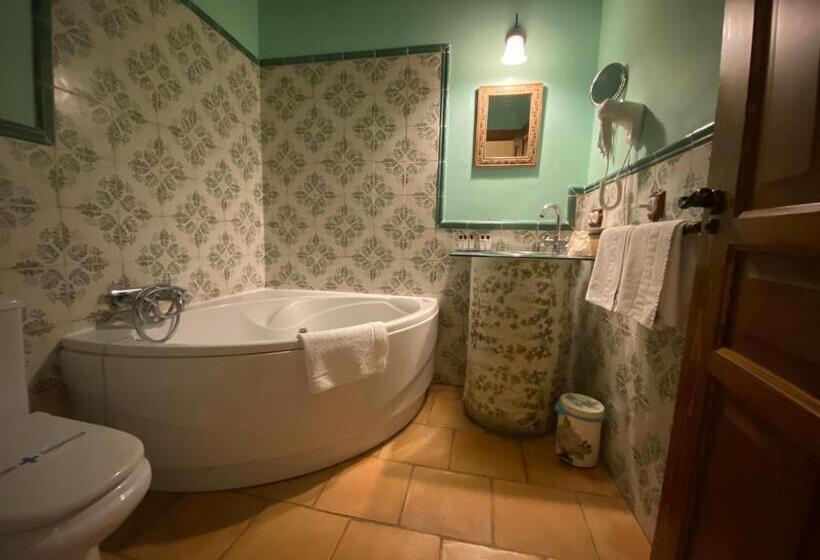 غرفة ديلوكس مزوَّدة بجاكوزي, Posada Restaurante Fuenteplateada