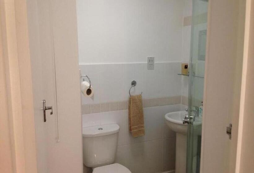 Standaard Driepersoonskamer, Room In Guest Room Comfortable Family Room With Tv, Free Fast Wifi, Sleeps 4 With 1 Bunk Bed