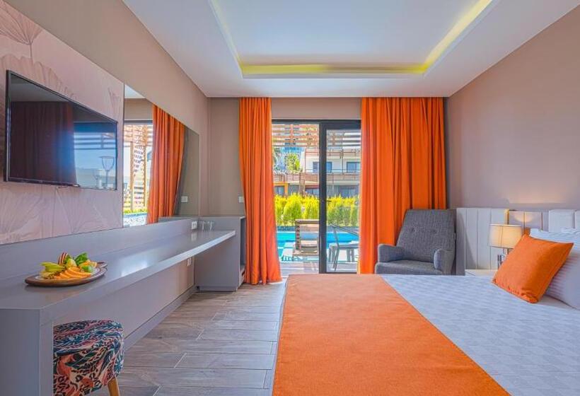 Medencére Néző Standar Háromágyas Szoba, Feniks