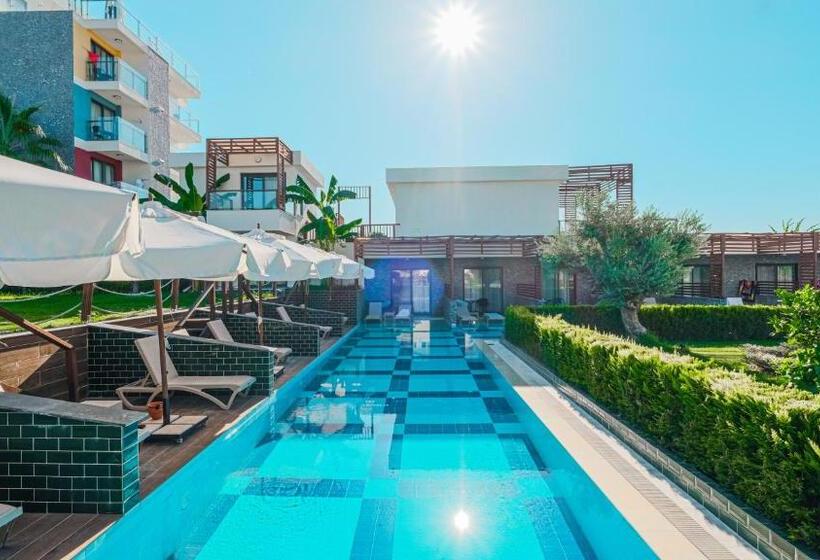 Medencére Néző Standar Háromágyas Szoba, Feniks