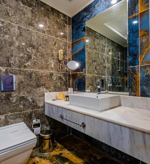 Medencére Néző Standar Háromágyas Szoba, Feniks