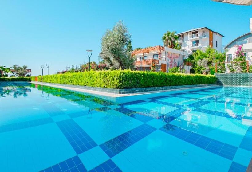 Medencére Néző Standar Háromágyas Szoba, Feniks