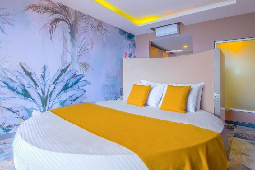 Tengerre Néző Deluxe Szoba, Feniks