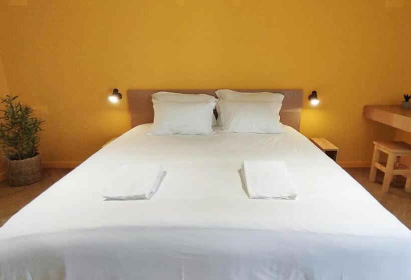 Номер Deluxe с Балконом, Mid Atlantic Boutique Hostel