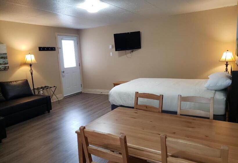 スタンダードスタジオ, Parlee Beach Motel