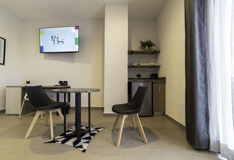 جناح سوبيريور, Th Hotel & Vivienda