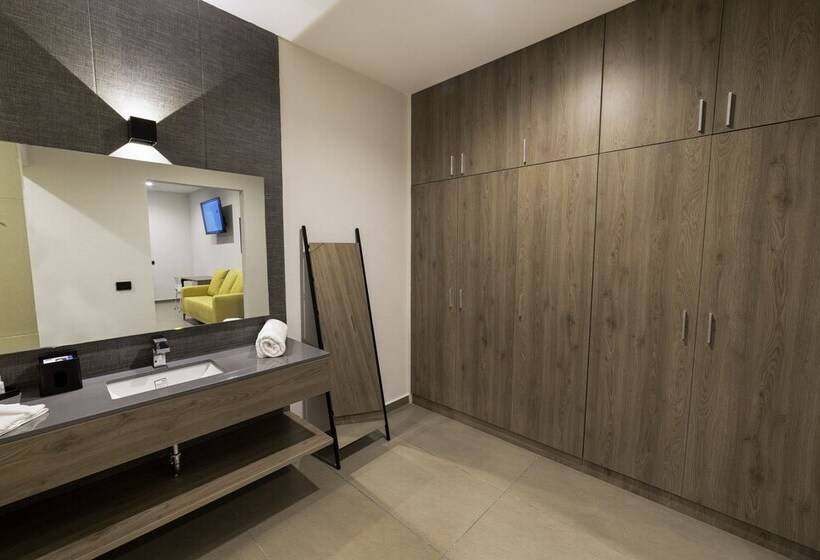 جناح سوبيريور, Th Hotel & Vivienda