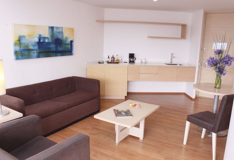 סוויטת ג'וניור, Estelar Blue