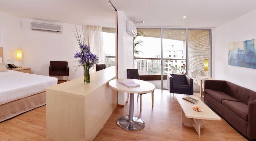 סוויטת ג'וניור, Estelar Blue