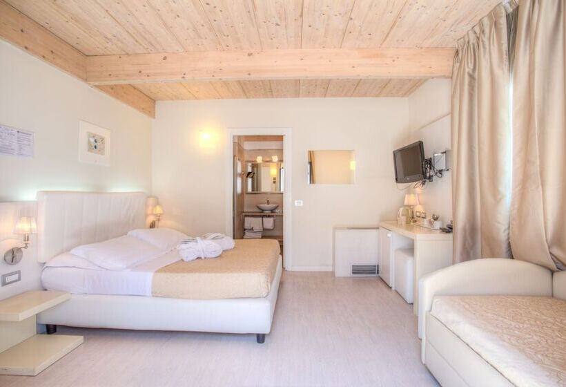 اتاق استاندارد چهار تخته, Ferretti Beach