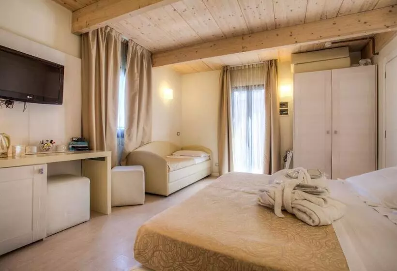 اتاق استاندارد چهار تخته, Ferretti Beach