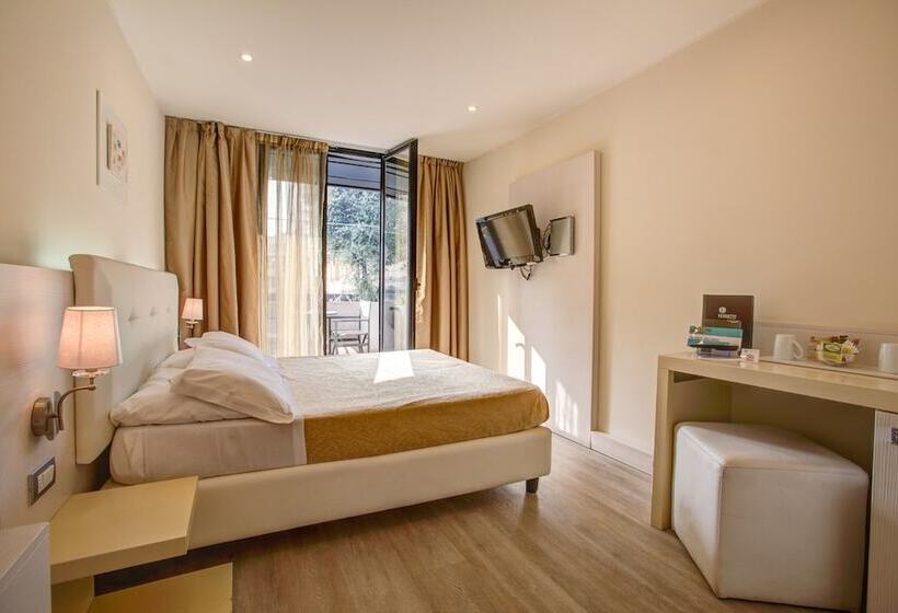 اتاق استاندارد سه نفره, Ferretti Beach