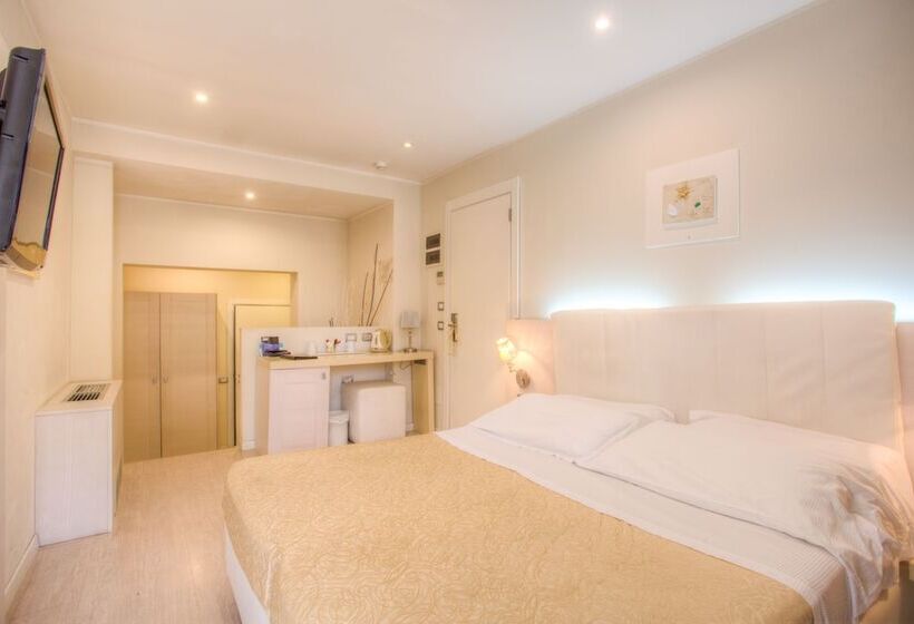 اتاق استاندارد سه نفره, Ferretti Beach