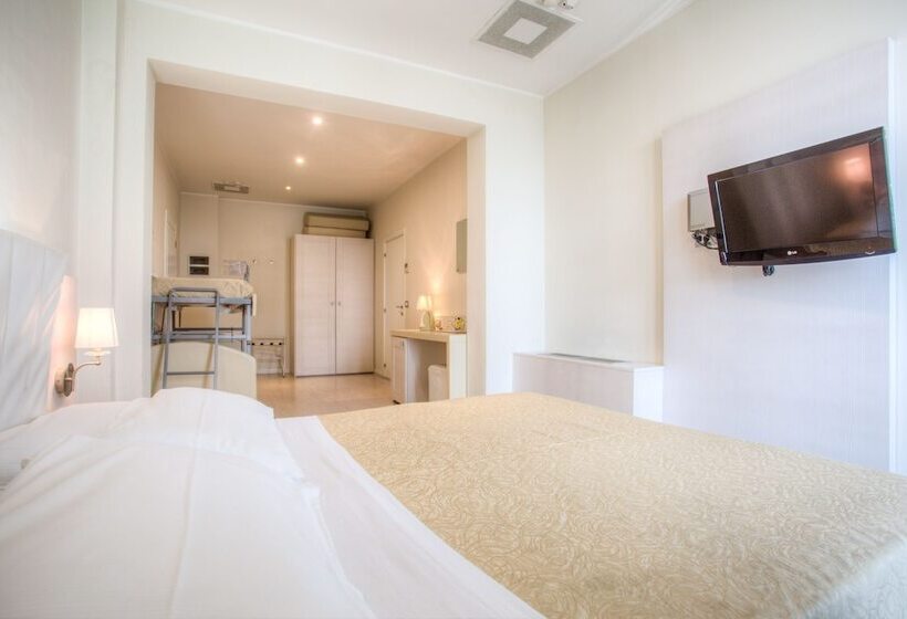 اتاق استاندارد سه نفره, Ferretti Beach