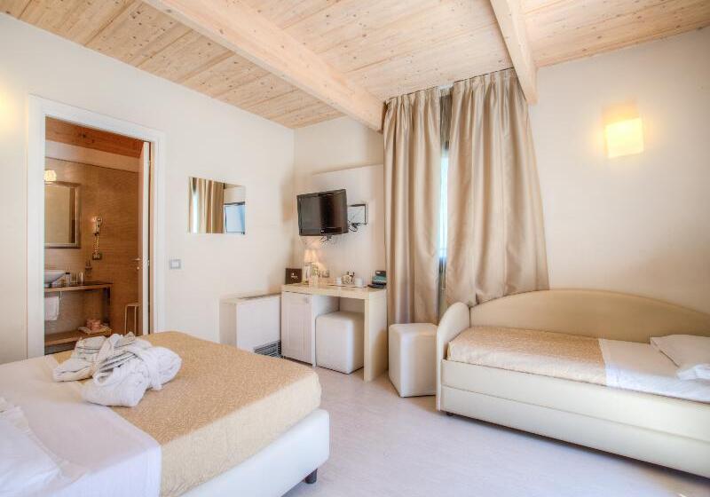 اتاق استاندارد سه نفره, Ferretti Beach