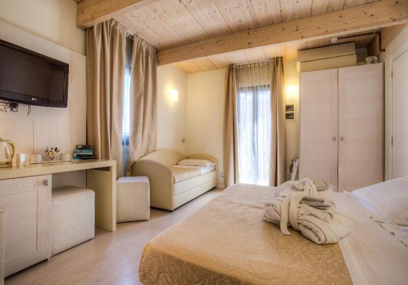 اتاق استاندارد سه نفره, Ferretti Beach