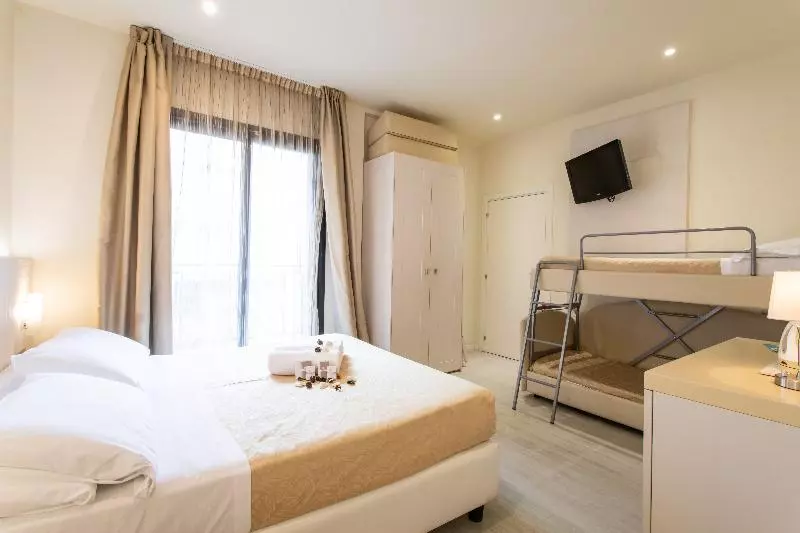 اتاق استاندارد چهار تخته, Ferretti Beach