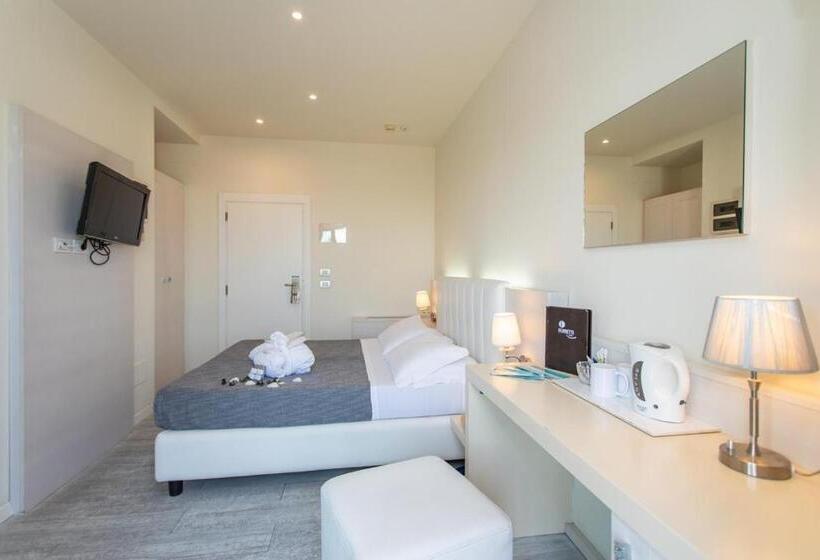 اتاق استاندارد سه نفره, Ferretti Beach