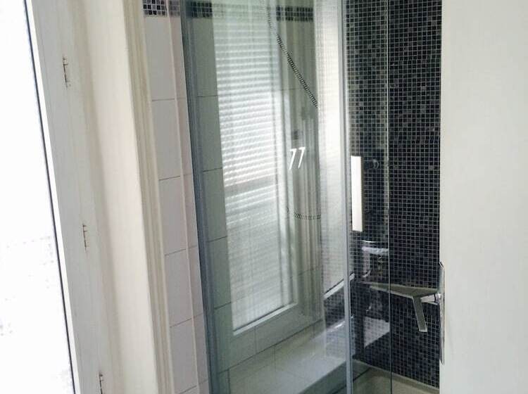 اتاق استاندارد چهار تخته, Grand Hôtel Magenta