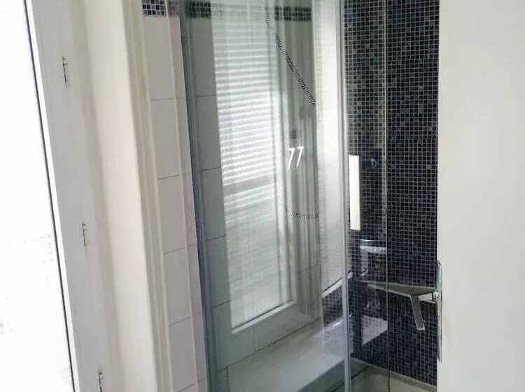 اتاق استاندارد چهار تخته, Grand Hôtel Magenta