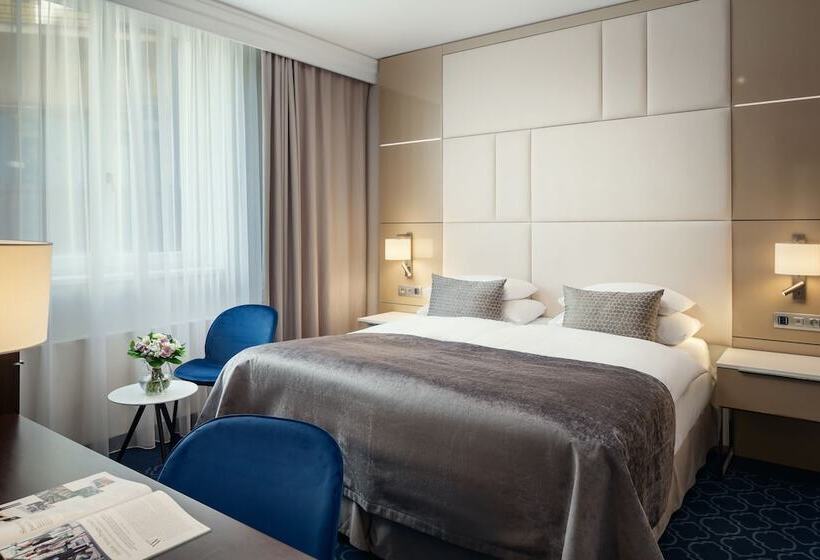 اتاق لوکس, Kings Court