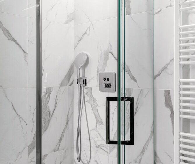 اتاق لوکس, Kings Court