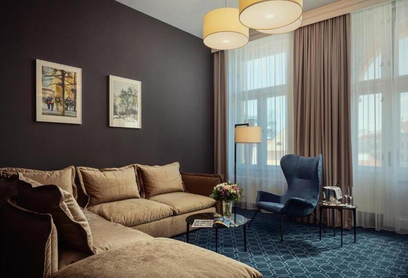 سوییت اجرایی, Kings Court