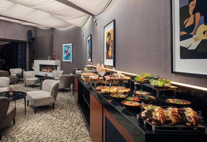 سوییت دوبلکس, Kings Court