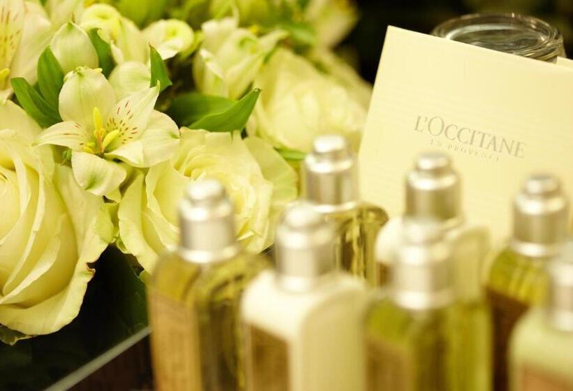 سوئیت با تخت بزرگ, Kings Court