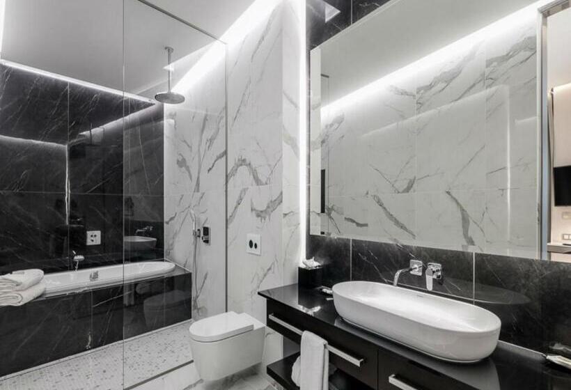 سوئیت با تخت بزرگ, Kings Court