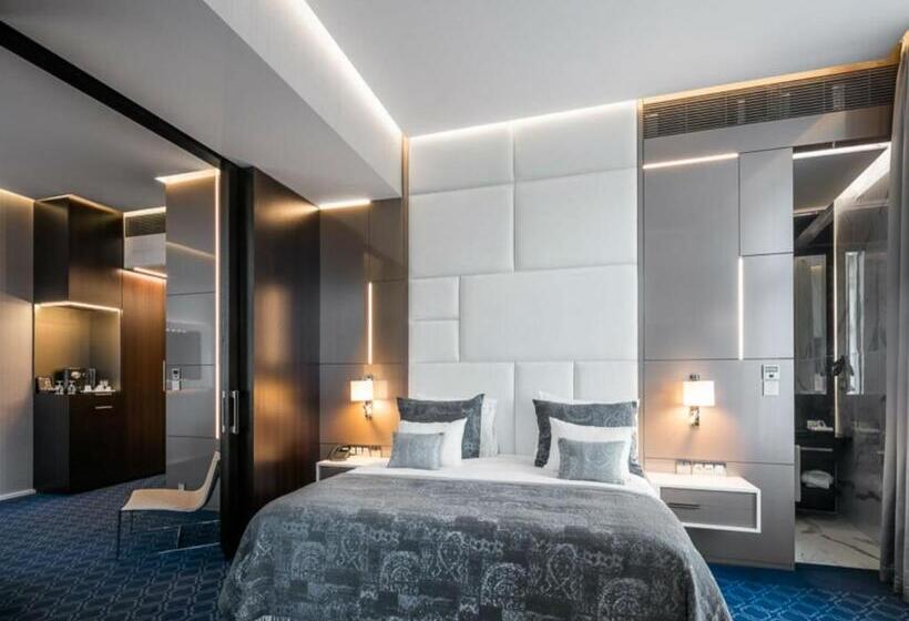 سوئیت با تخت بزرگ, Kings Court