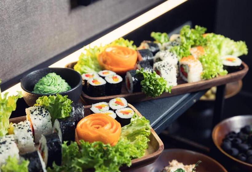 سوئیت با تخت بزرگ, Kings Court