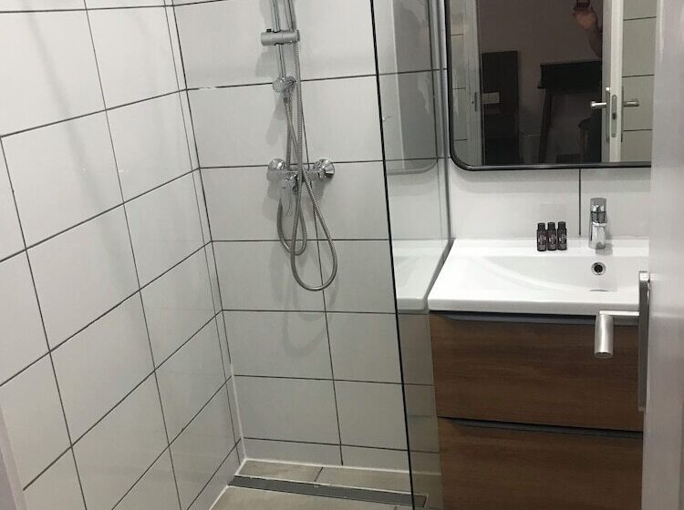 חדר סטנדרט לשלושה, Morand