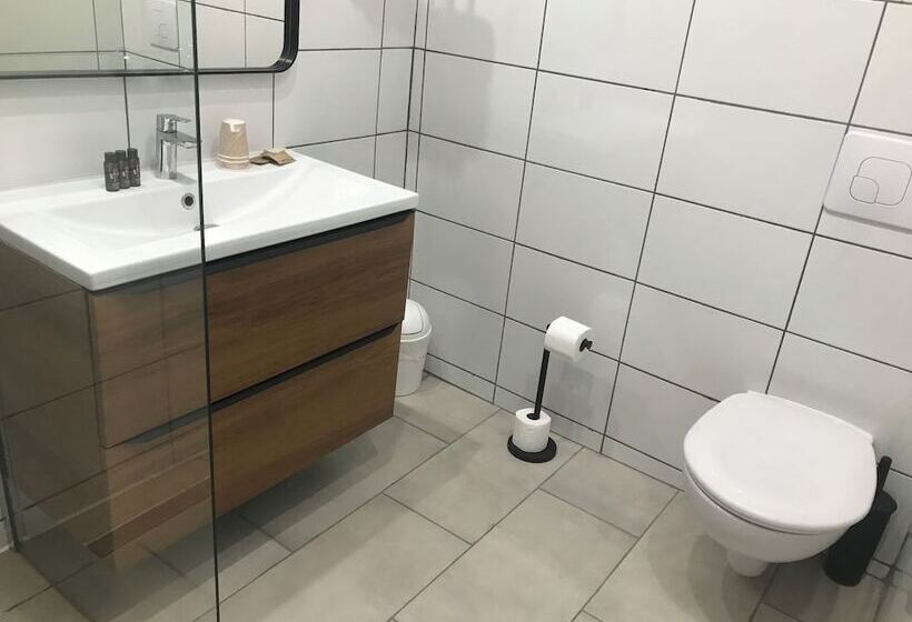 חדר סטנדרט לשלושה, Morand