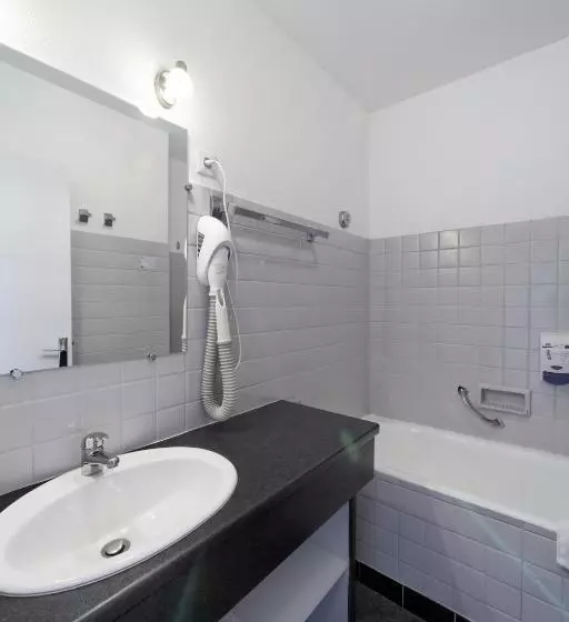 اتاق استاندارد سه نفره, The Originals City, Hôtel Armen Le Triton, Roscoff