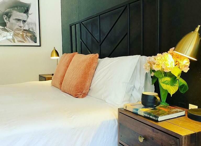 스탠다드 룸 킹사이즈 침대, Wimberley Inn & Bar