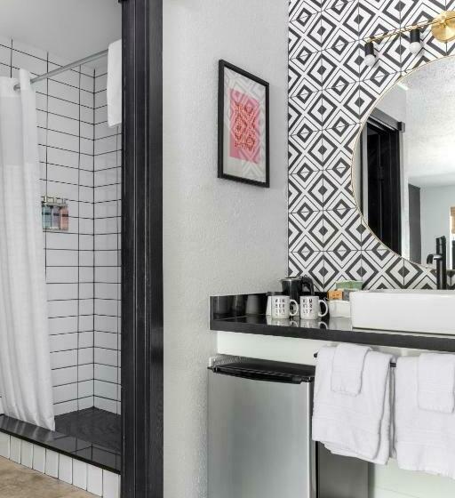 스탠다드 룸 킹사이즈 침대, Wimberley Inn & Bar