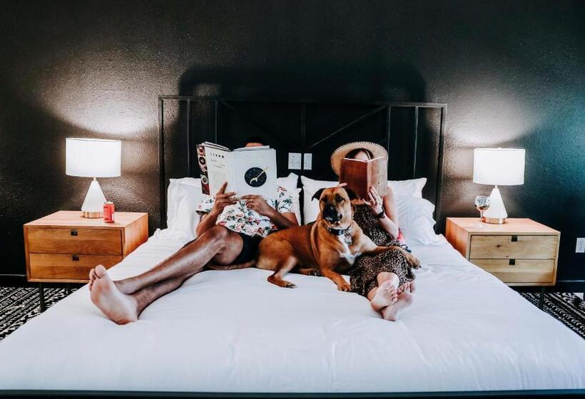 스탠다드 룸 킹사이즈 침대, Wimberley Inn & Bar