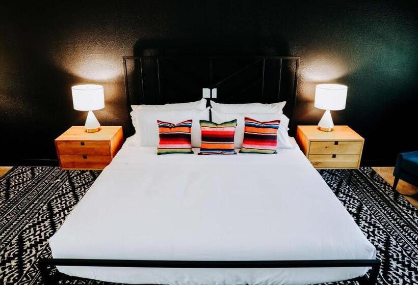 디럭스 룸 킹사이즈 침대, Wimberley Inn & Bar